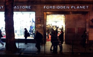 L'exterior (nocturn) de la botiga