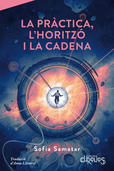 Portada del llibre 'La pràctica, l'horitzó i la cadena' de Sofia Samatar, amb un fons còsmic i una figura humana flotant al centre.